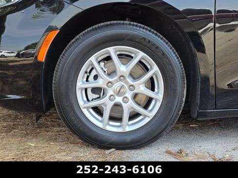 Used 2024 Chrysler Pacifica Touring-L FWD image 48