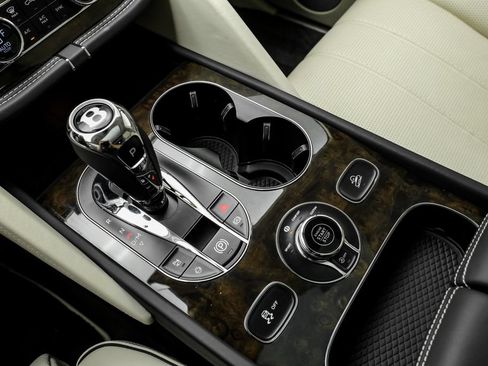 Used 2024 Bentley Bentayga AWD/4WD image 32