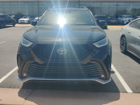Used 2022 Toyota Highlander XSE FWD image 2