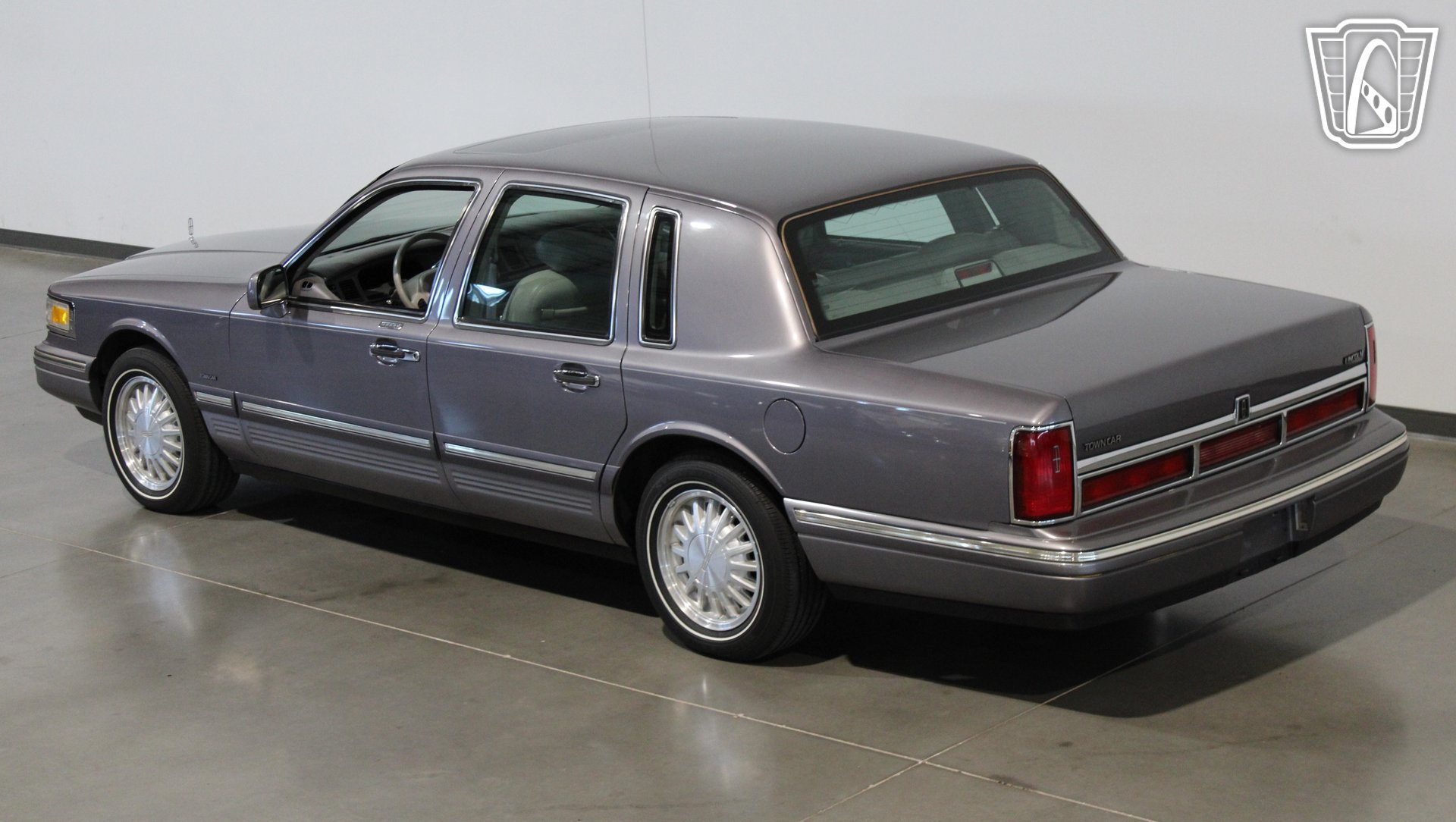 Used 1996 Lincoln Town Car Signature RWD image 19