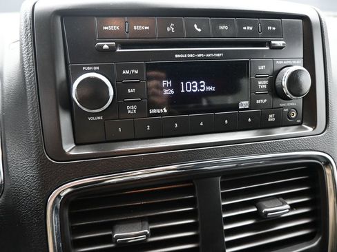 Used 2016 Dodge Grand Caravan SE image 17