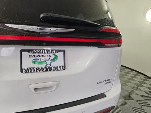 Used 2021 Chrysler Pacifica Limited image 18