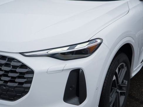 Certified 2025 Audi Q5 Premium w/ Convenience Package image 11