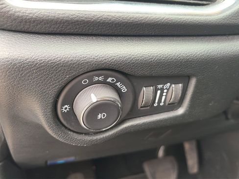 Used 2025 Chrysler Pacifica Limited FWD image 10