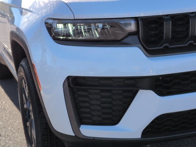 New 2027 Jeep Grand Cherokee Altitude RWD image 9
