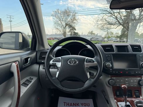 Used 2011 Toyota Highlander Limited w/ Tow Pkg image 16