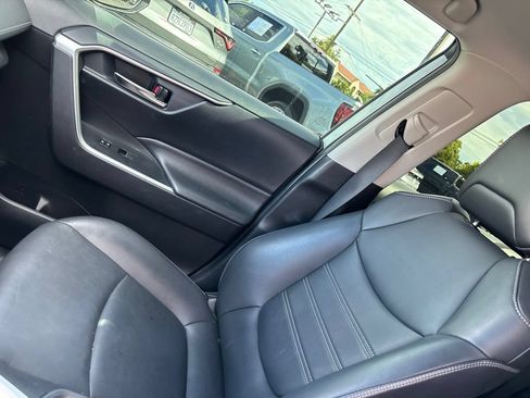 Used 2020 Toyota RAV4 XLE Premium w/ Carpet Mat Package FWD image 19