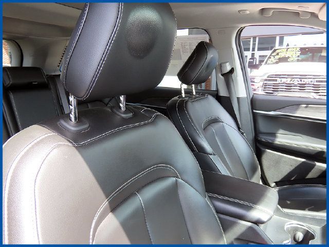 Certified 2023 Jeep Grand Cherokee Limited AWD/4WD image 9