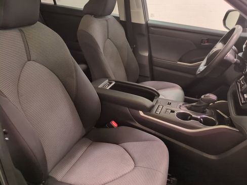 Used 2022 Toyota Highlander L image 10