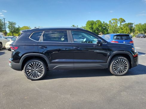 New 2026 Volkswagen Taos SE FWD image 31