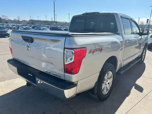 Used 2017 Nissan Titan SV image 5