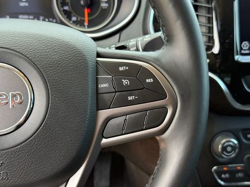 Used 2019 Jeep Cherokee Limited FWD image 12