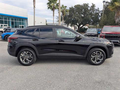 Certified 2025 Chevrolet Trax LT w/ LT Convenience Package image 2