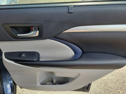 Used 2019 Toyota Highlander XLE image 11