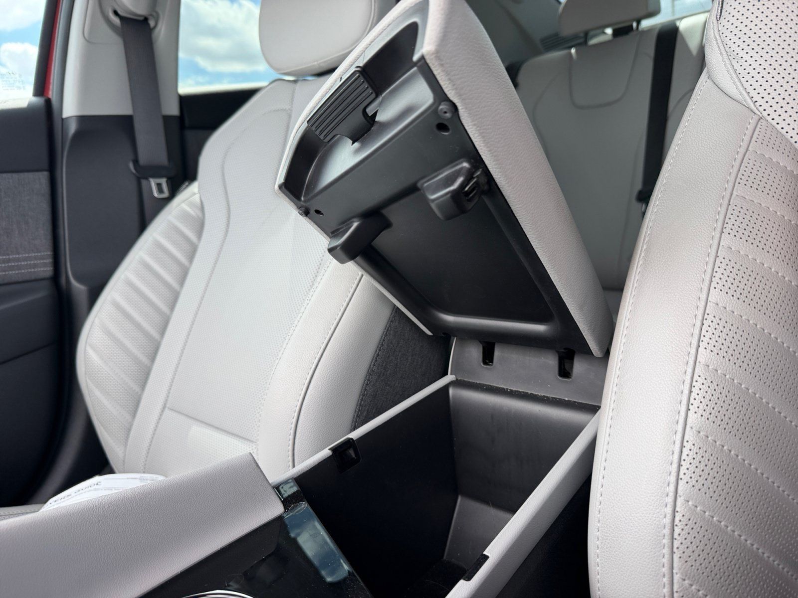 Used 2025 Hyundai Elantra Limited FWD image 15