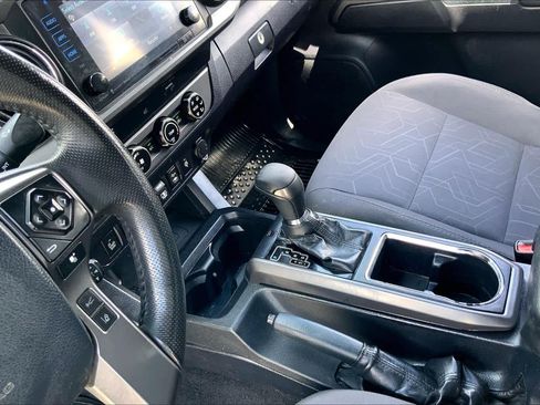 Used 2018 Toyota Tacoma TRD Off-Road w/ Technology Package AWD/4WD image 16