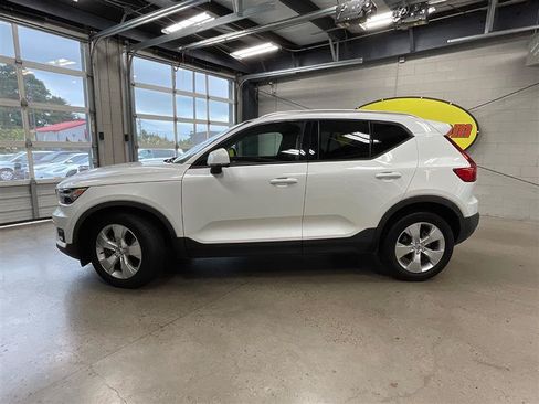 Used 2021 Volvo XC40 T4 Momentum FWD image 2