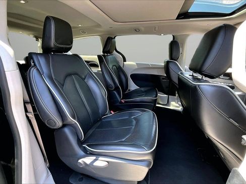 Used 2023 Chrysler Pacifica Limited FWD image 24