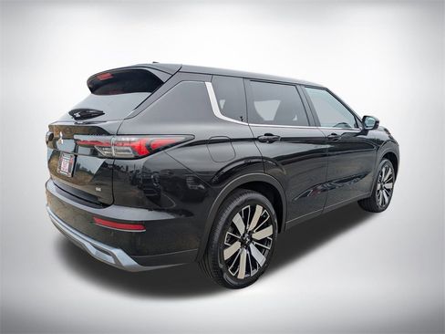 New 2025 Mitsubishi Outlander SE image 3