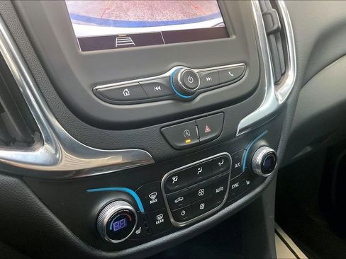 Used 2024 Chevrolet Equinox LT FWD image 16
