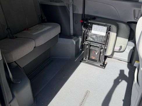 Used 2018 Toyota Sienna LE FWD image 17