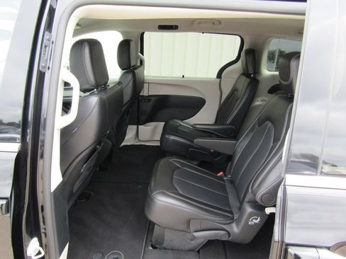 Used 2024 Chrysler Pacifica Touring-L FWD image 33