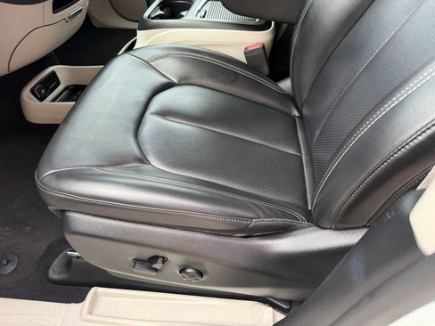 Used 2023 Chrysler Pacifica Touring-L FWD image 29