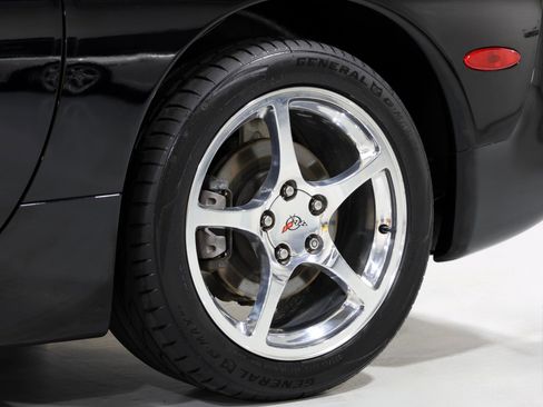 Used 2004 Chevrolet Corvette Coupe w/ Roof Package RWD image 27
