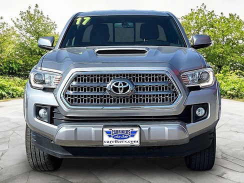 Used 2017 Toyota Tacoma TRD Sport w/ Tow Package (A/T) image 2