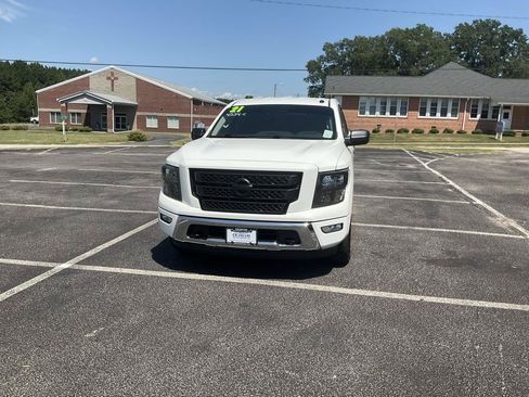 Used 2021 Nissan Titan SV AWD/4WD image 16