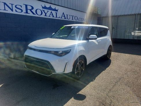 Used 2023 Kia Soul EX image 2
