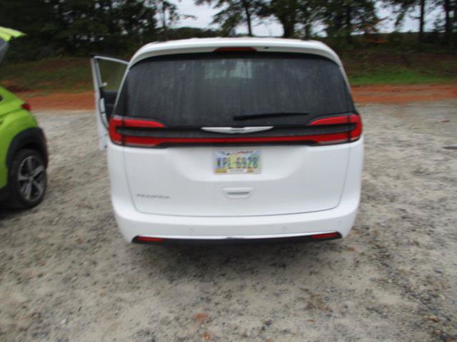 Certified 2025 Chrysler Pacifica Select FWD image 3
