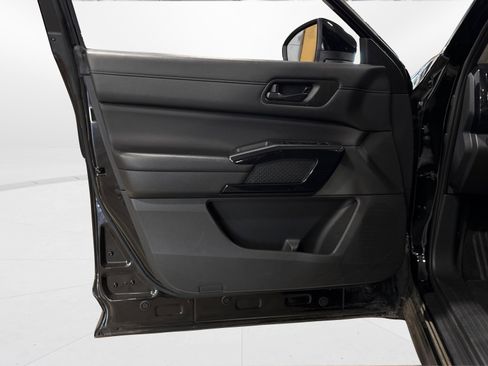 Used 2025 Nissan Pathfinder SV AWD/4WD image 15