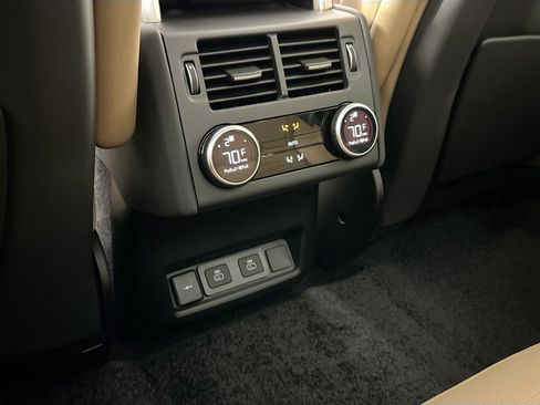 Used 2025 Land Rover Discovery Dynamic SE image 24