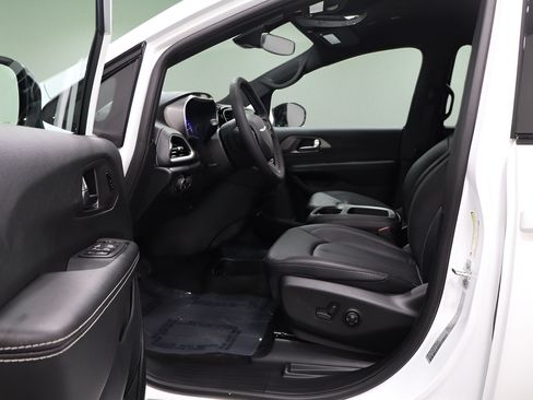New 2026 Chrysler Pacifica Select w/ S Appearance Package FWD image 11
