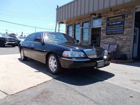 Used 2011 Lincoln Town Car Executive L RWD image 1