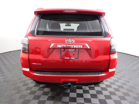 Used 2018 Toyota 4Runner SR5 AWD/4WD image 16