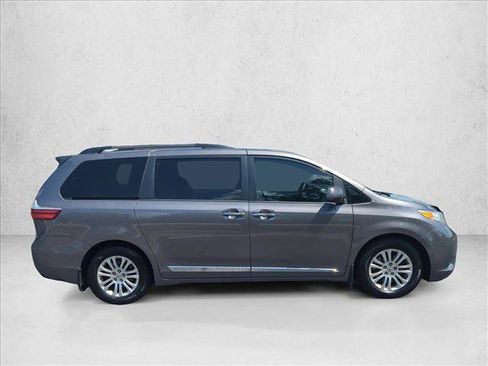 Used 2015 Toyota Sienna XLE Premium FWD image 4