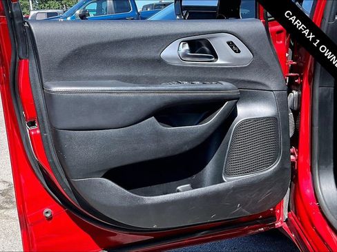 Used 2025 Chrysler Pacifica Limited FWD image 20