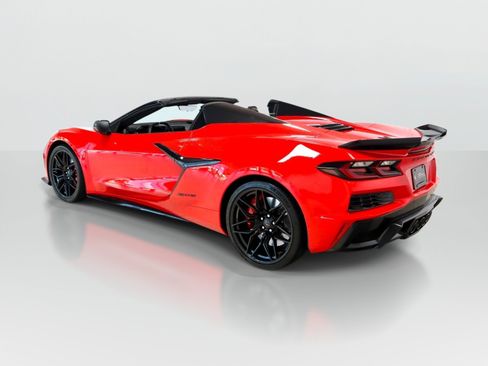 Used 2024 Chevrolet Corvette Z06 RWD image 3