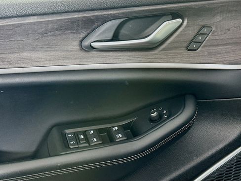 Used 2023 Jeep Grand Cherokee Limited image 15