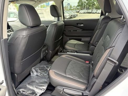 New 2026 Nissan Pathfinder Platinum AWD/4WD image 10