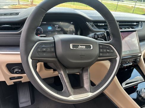 Used 2024 Jeep Grand Cherokee Limited RWD image 10