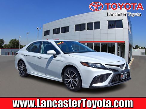 Used 2024 Toyota Camry SE image 1