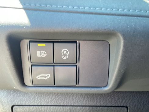Used 2023 Toyota Highlander LE AWD/4WD image 15