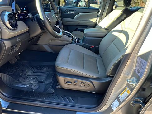 Used 2025 Chevrolet Colorado ZR2 w/ Technology Package image 16