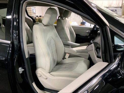 Used 2019 Chrysler Pacifica Touring Plus w/ Cold Weather Group image 8