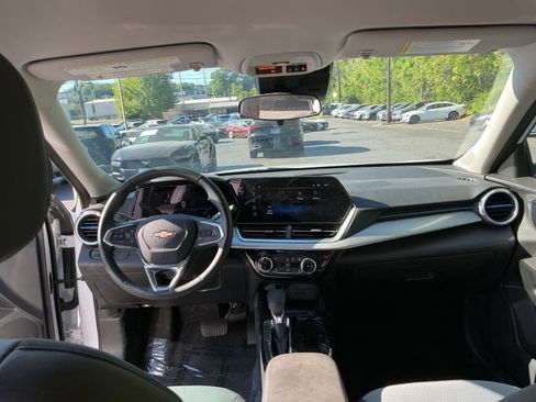 Used 2025 Chevrolet Trax LT w/ LT Convenience Package image 28