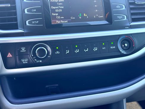 Used 2019 Toyota Highlander LE image 30