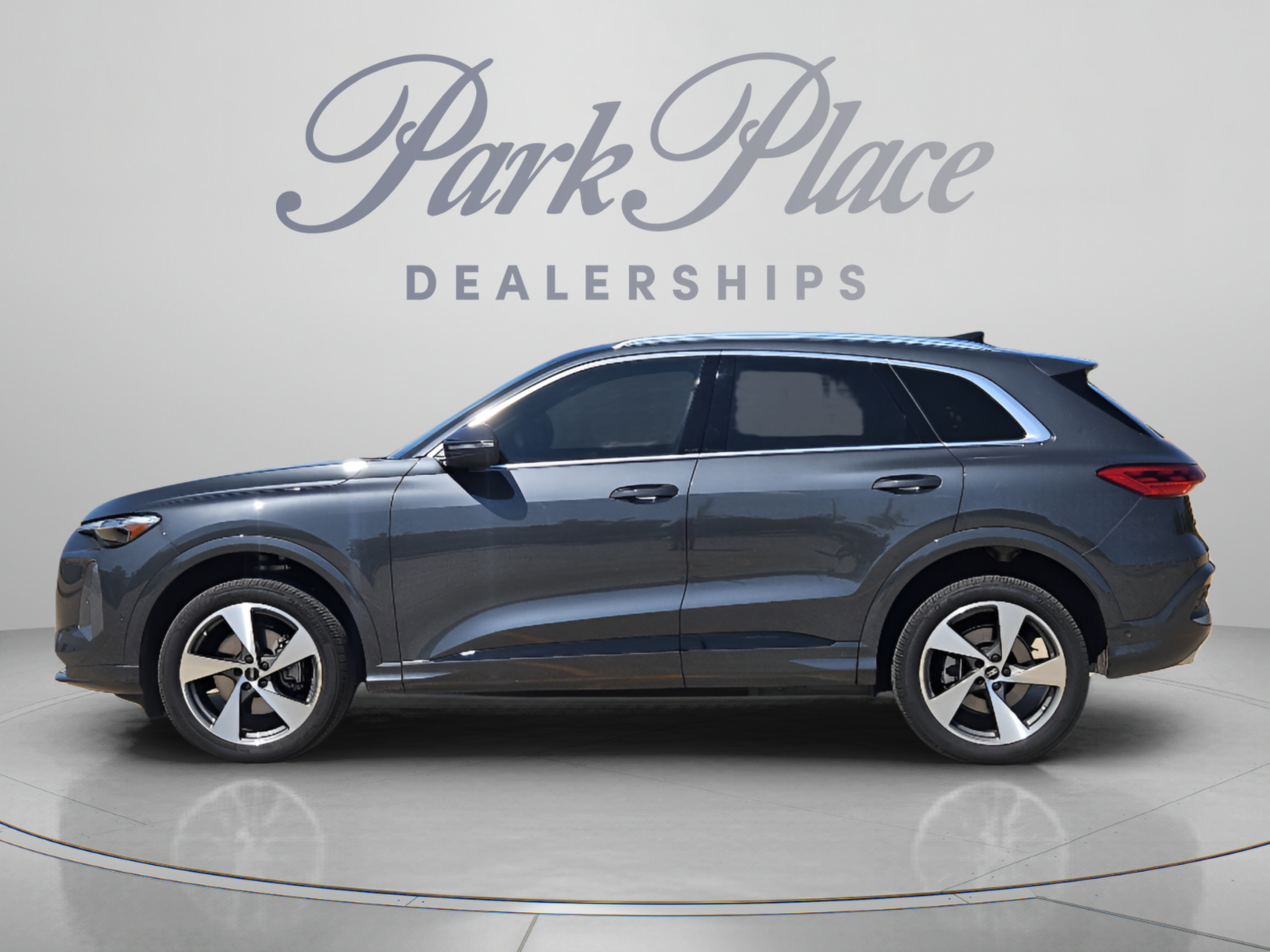 Used 2025 Audi Q5 Premium Plus AWD/4WD image 2
